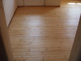 Dielenboden ca. 60 Jahre alt nach Teppichentfernung und Schleifen 01.01.2002.JPG